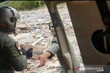 Menggunakan heli, TNI antar logistik dan pemotong kayu ke daerah terpencil terdampak banjir