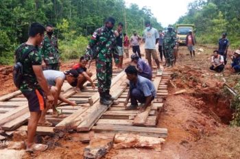 Bersama warga, TNI dan Polri  perbaiki jalan putus