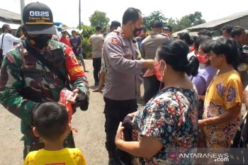 Antisipasi abu vulkanik, masker dibagikan kepada warga lereng Gunung Raung