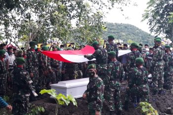 Almarhum Pratu Dedi dimakamkan secara militer di Desa Pelambik Lombok Tengah