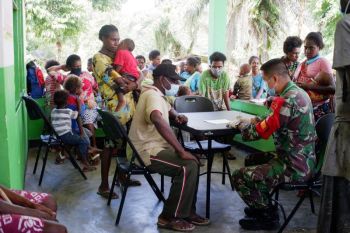 Satgas Yonif 756/WMS renovasi gereja dan layani kesehatan warga kampung Nayaro