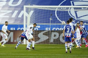 Hazard dan Benzema bawa Real Madrid  gulung Alaves 4-1
