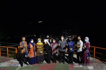 Anggota DPR Rezka Oktoberia kagumi keindahan puncak cemara Sawahlunto