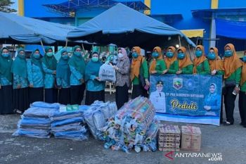 PKK Kotabaru berbagi bantu korban banjir HST