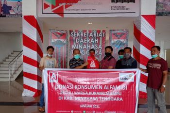 Alfamidi menyalurkan bantuan hasil donasi konsumen di Minahasa Tenggara