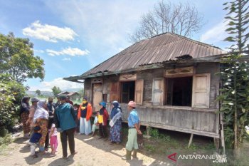 Nuraini dan anaknya alami gangguan jiwa dan tinggal di rumah tak layak huni