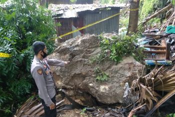 Ratusan warga pinggiran sungai dievakuasi hindari longsor