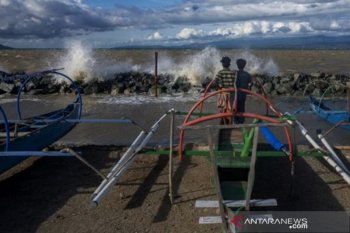 Nelayan tidak melaut akibat gelombang tinggi