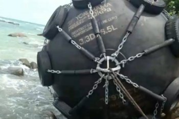 Warga temukan bola hitam terdampar di tepi pantai