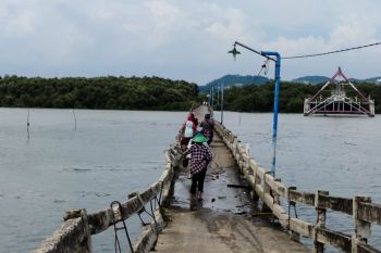 Warga Bandarlampung keluhkan jembatan Pulau Pasaran yang  rusak parah