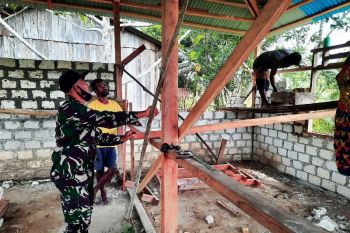 Babinsa Koramil Wartas bantu bangun rumah warga binaan