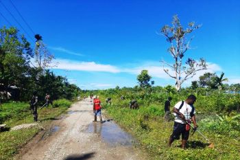 Satgas Yonif 756/WMS bersama warga karya bakti bersihkan jalan kampung