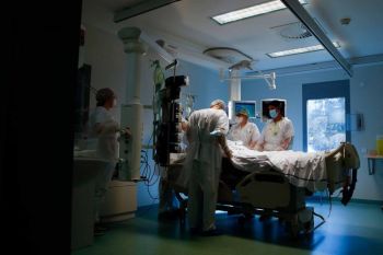 Pasien COVID-19 rawat inap dan ICU di Prancis meningkat