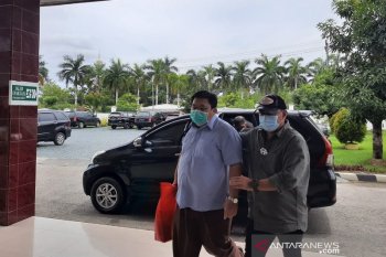 Terduga suap pengadaan alat COVID-19 tiba di Kejaksaan Tinggi Sultra