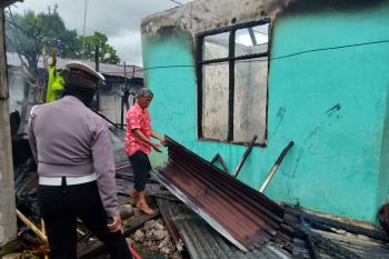 Rumah warga Padang terbakar diduga akibat korsleting listrik
