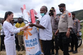 Polres Paniai kawal distribusi bansos ke korban banjir