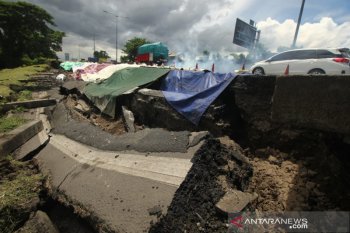 Jalan tol Perak - Waru ambles