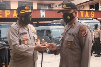 Amankan 13 pucuk senpi, dua anggota Polresta Jayapura dapat pin emas Kapolri