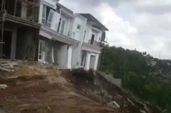 Wali Kota Bandarlampung minta evaluasi area pembangunan rumah yang ambrol