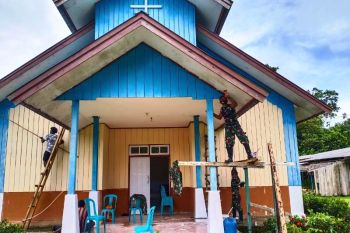 Prajurit Yonif 756/WMS bantu perbaiki gereja Katolik di Kampung Sempan Timur
