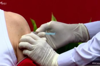 Prof. Abdul lebih tenang, Presiden hanya kenakan jaket merah dan singlet saat vaksinasi COVID-19 kedua