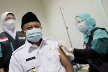 Wagub Jabar disuntik vaksin COVID-19 untuk kedua kalinya
