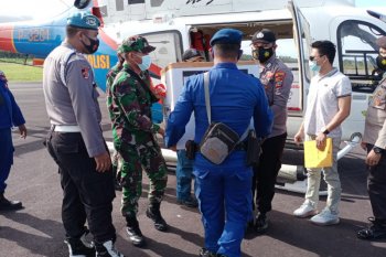 Helikopter Baharkam Polri distribusikan vaksin COVID-19 ke wilayah kepulauan