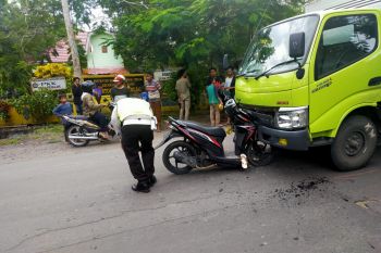 Truk dan sepeda motor di Penunjak Lombok Tengah adu banteng