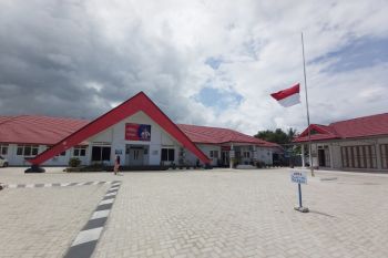 Sulteng kibarkan bendera setengah  tiang kenang Prof. Aminudin Ponulele