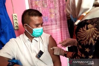 Kabid di Dinkes Pariaman jadi orang pertama terima vaksin COVID-19, ini alasannya