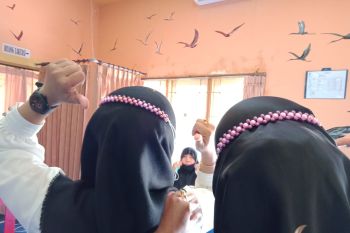 Diarpus Mataram memberikan pelatihan membuat konektor masker