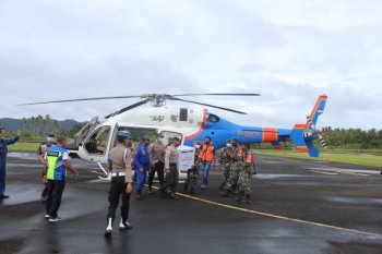 Helikopter Baharkam Polri bawa vaksin COVID-19  ke perbatasan