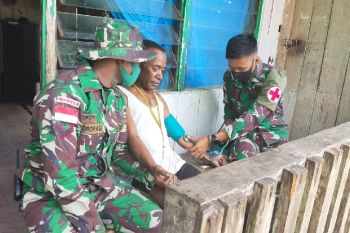 Satgas Yonif 756/WMS berikan layanan kesehatan warga di kampung Noema
