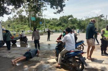 Tak pakai masker, bule di Kuta Loteng dihukum "push up"