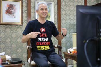 Gubernur Jateng sosialisasikan vaksinasi COVID-19 aman  melalui kaus