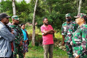 Danramil Wamena lakukan patroli keliling dengan warga binaan