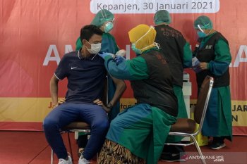 Pemain Arema FC Dedik Setiawan menjalani vaksinasi COVID-19