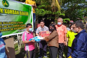 Kajati Sulut serahkan bantuan pegawai dan warga korban banjir