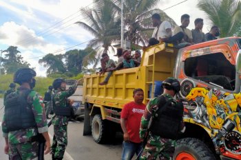 Prajurit Satgas Yonif 312/KH tingkatkan pemeriksaan di perbatasan RI-PNG