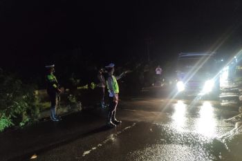 Polres Gorontalo kerahkan sejumlah personel ke jalur lintas Sulawesi tergenang banjir