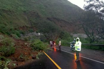 Jalur kawasan wisata Pusuk Sembalun longsor