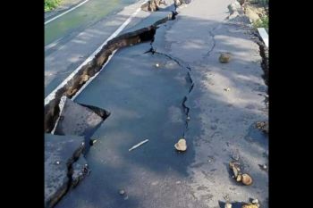 Dampak banjir, ruas jalan Kuta-Selong Belanak Loteng rusak
