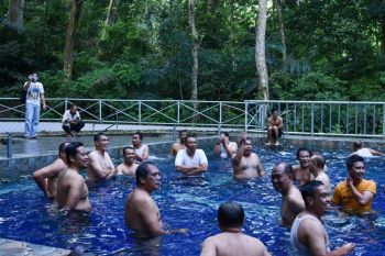 Gubernur NTB berenang di kolam di tengah situasi banjir dan COVID-19, DPRD mengkritiknya