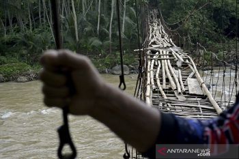 Jembatan Rawayan rusak di Garut
