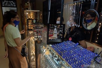 Perhiasan bisa jadi ide THR untuk wanita rayakan Idul Fitri