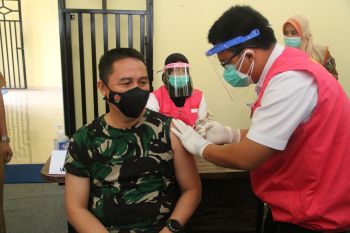 Dandim 0429 orang pertama penerima suntikan vaksin COVID-19 di Lampung Timur