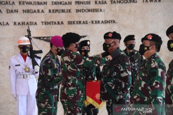 Panglima TNI menyerahkan jabatan Kasum TNI kepada Letjen Ganip Warsito