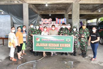 Jajaran Kesdam XIII Merdeka berikan bantuan korban banjir