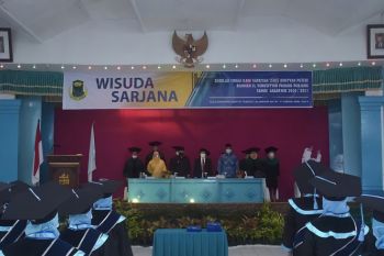 21 mahasiswi STIT Diniyyah Padang Panjang diwisuda
