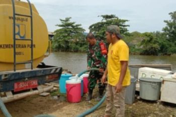 TNI bantu air bersih pengungsi gempa di Mamuju